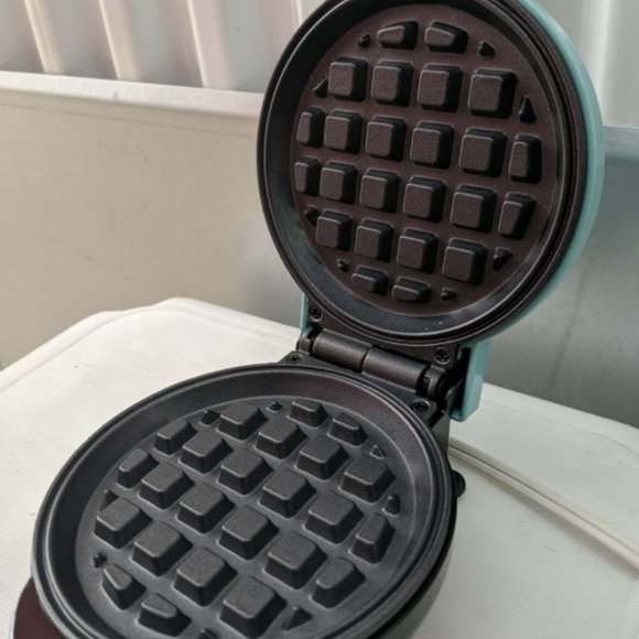 New Mini Portable Electric Waffle Maker Round Steel Waffle ‎110 Volts ‎550 Watts - Picture 5 of 5
